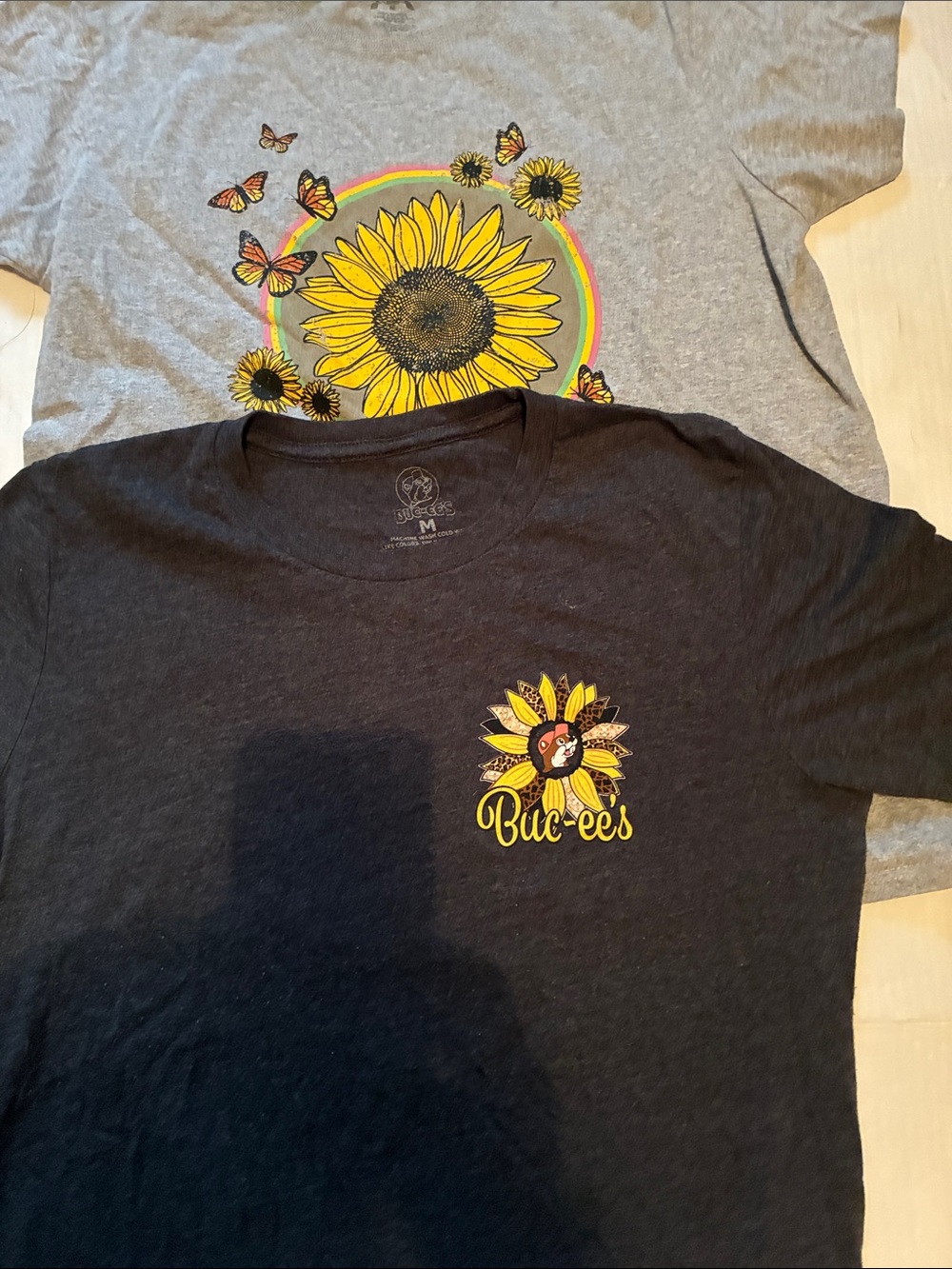 Brave and Free Woman’s ' Sunflower Graphic Tee - and Buc-ee’s Graphic Design M